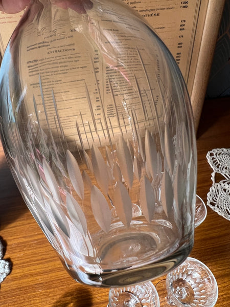 Service à liqueur vintage en cristal gravé formé d'un carafe avec bouchon et 5 verres
