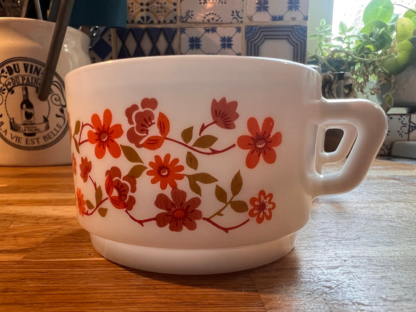 2 grandes tasses vintages en verre Arcopal Scania à fleurs oranges et roses - 1970