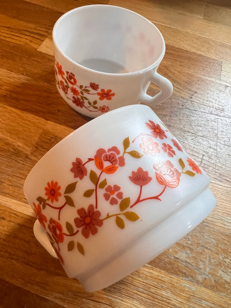 2 grandes tasses vintages en verre Arcopal Scania à fleurs oranges et roses - 1970