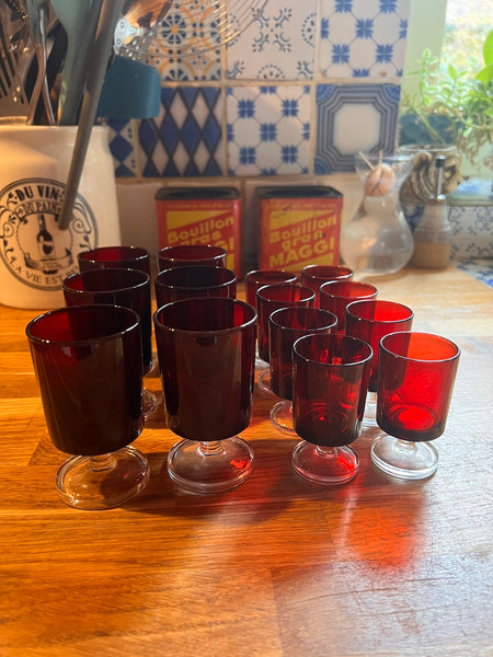 14 petits verres vintages rouges rubis Luminarc série Suède - Années 70