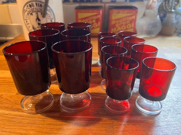 14 petits verres vintages rouges rubis Luminarc série Suède - Années 70