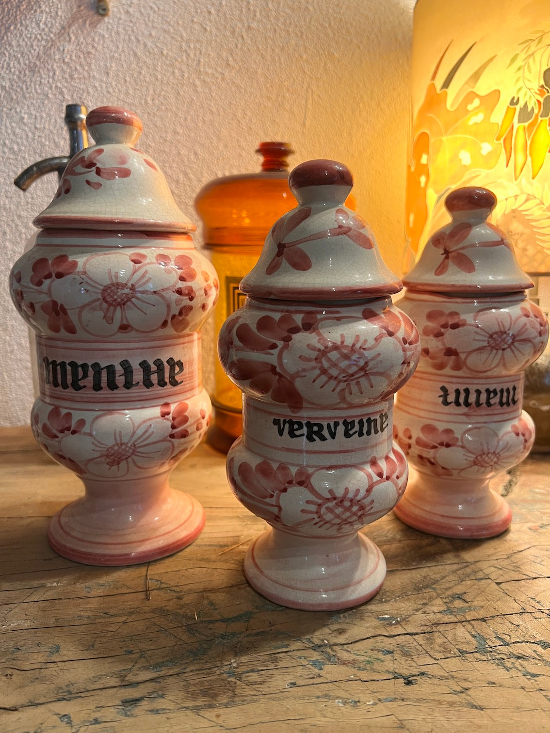 Lot de 3 pots roses vintages d'herboriste / apothicaire en céramique peinte à la main