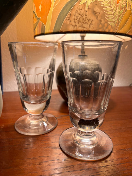 2 verres à absinthe vintages en verre soufflé et gravé en facettes