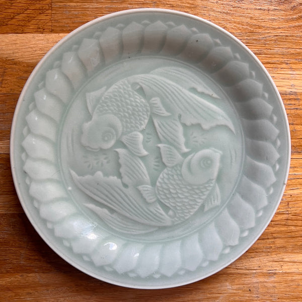 Le Sélectionneur - Brocante - 4 assiettes à dessert vintages en porcelaine de Chine Céladon de Longquan à décor de carpes Koï