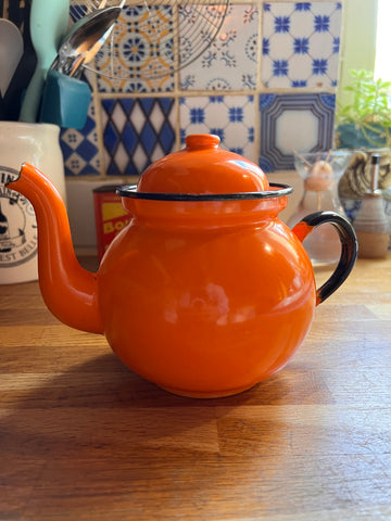 Le Sélectionneur - Brocante - Théière vintage en tôle émaillée orange - Made in Poland - Années 50