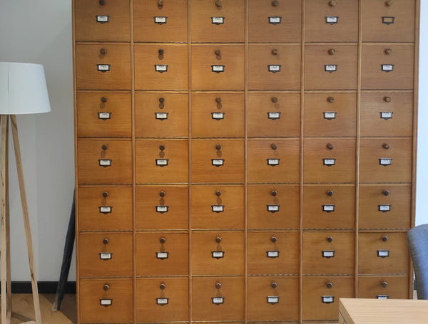Meuble de notaire vintage 42 clapets en bois - Le Sélectionneur - Brocante en ligne